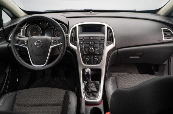 Фото Opel Astra 2013 года