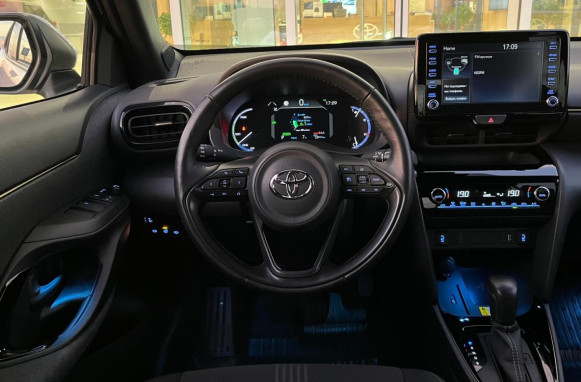 Фото Toyota YARIS CROSS 2021 года