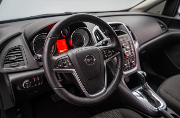 Фото Opel Astra 2020 года