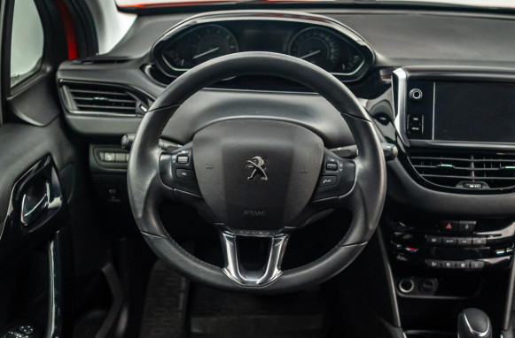 Фото Peugeot 208 2019 года